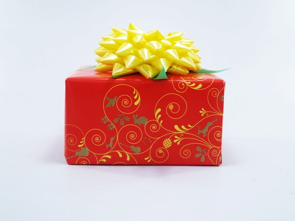 buying-cheap-gifts-for-a-holiday-party