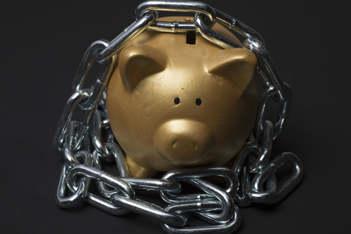 high-interest-savings-account-restrictions-golden-piggy-bank-wrapped-in-chain
